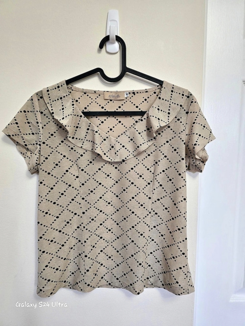 Elitaire Geometric Ruffle Blouse in Beige & Black Size Medium P2P=17. L=20